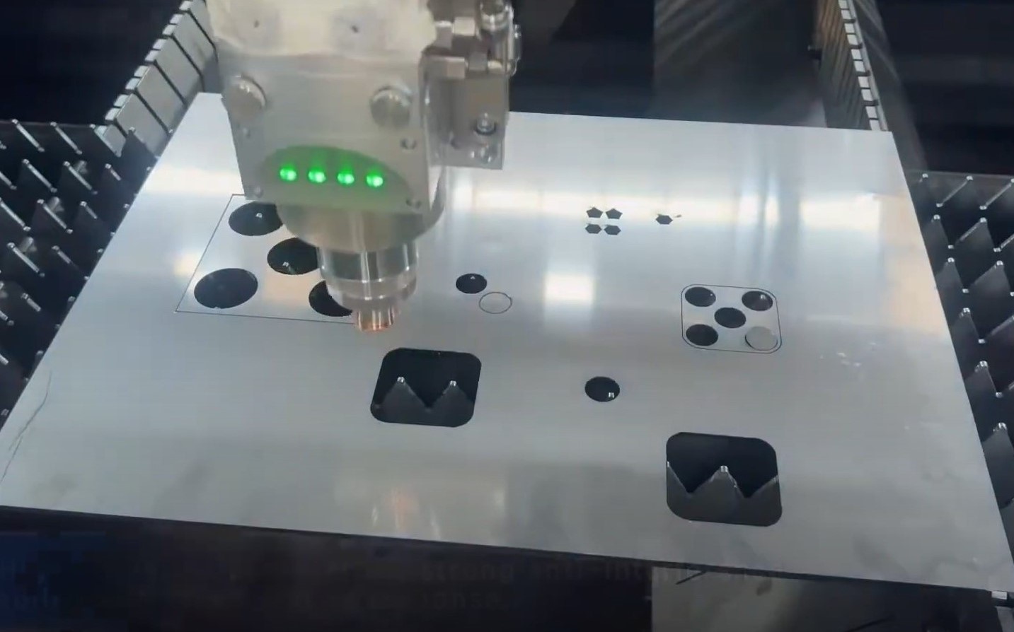 Cabezal láser cortando piezas geométricas en chapa