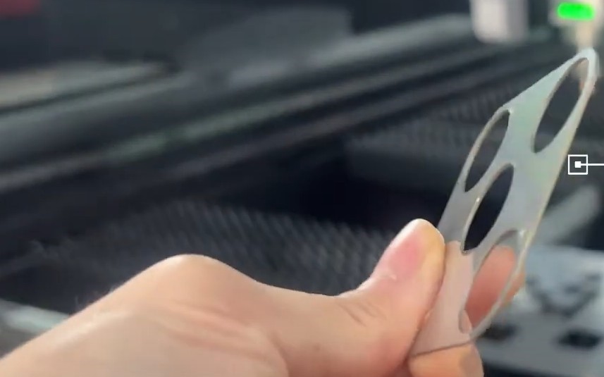 Pieza de acero con perforaciones ovaladas cortada por láser