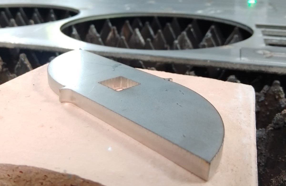 Pieza de acero con corte rombo de precisión